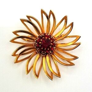 SARAH COVENTRY Gold Tone Flower Brooch Red Layered Rhinestone Center